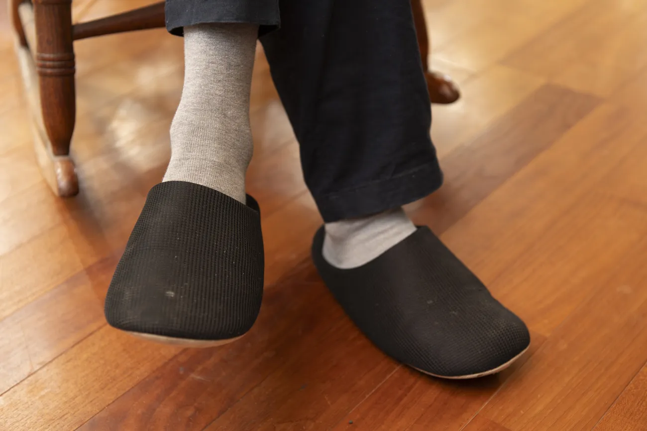 エネルギー発散のため自宅内を愛用のスリッパで駆け回っている