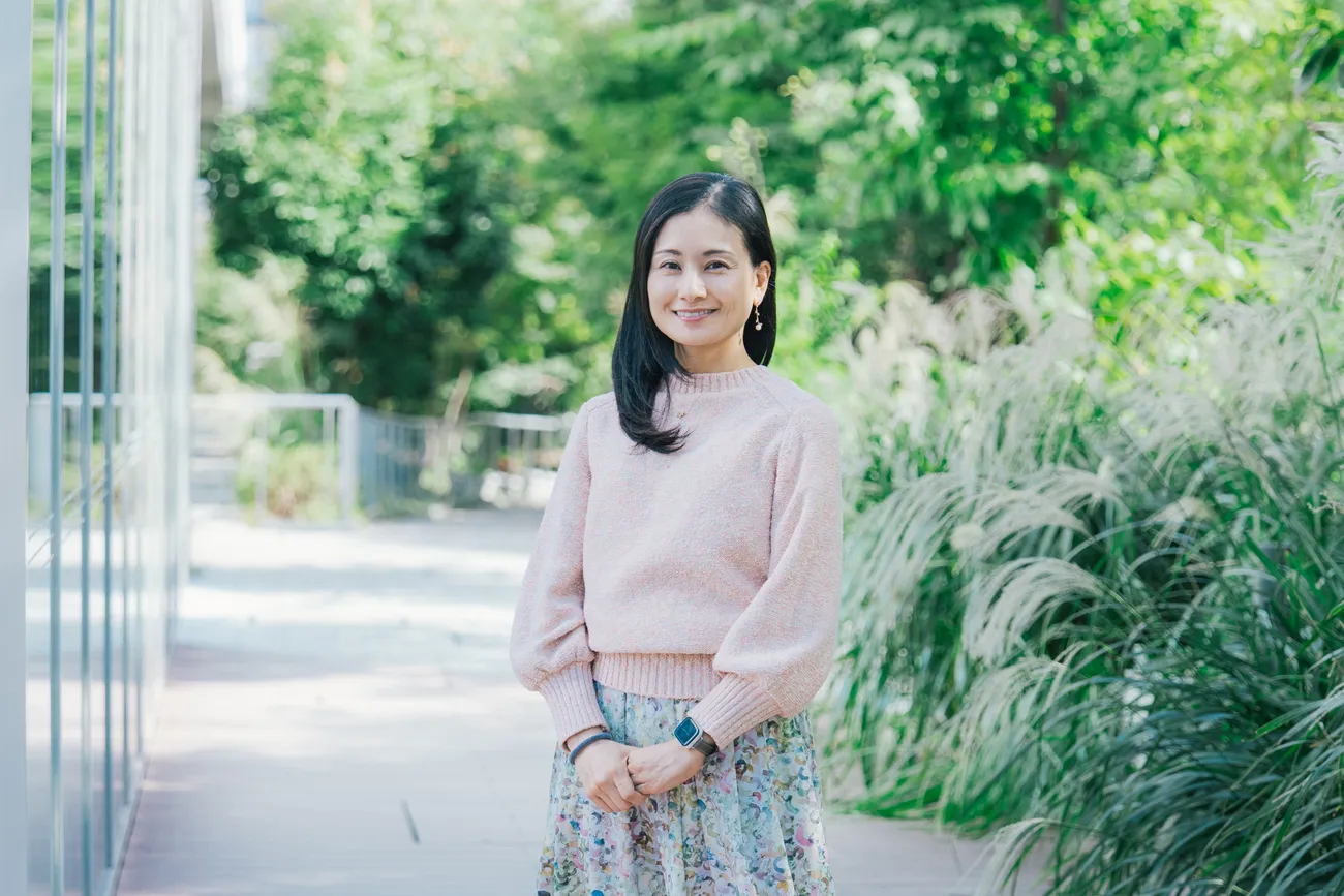 小児科専門医、子どものこころ専門医・山口有紗先生。現在は子どもの虐待防止センターに所属し、地域の児童相談所などで相談業務に従事。国立成育医療研究センター共同研究員、こども家庭庁アドバイザー。