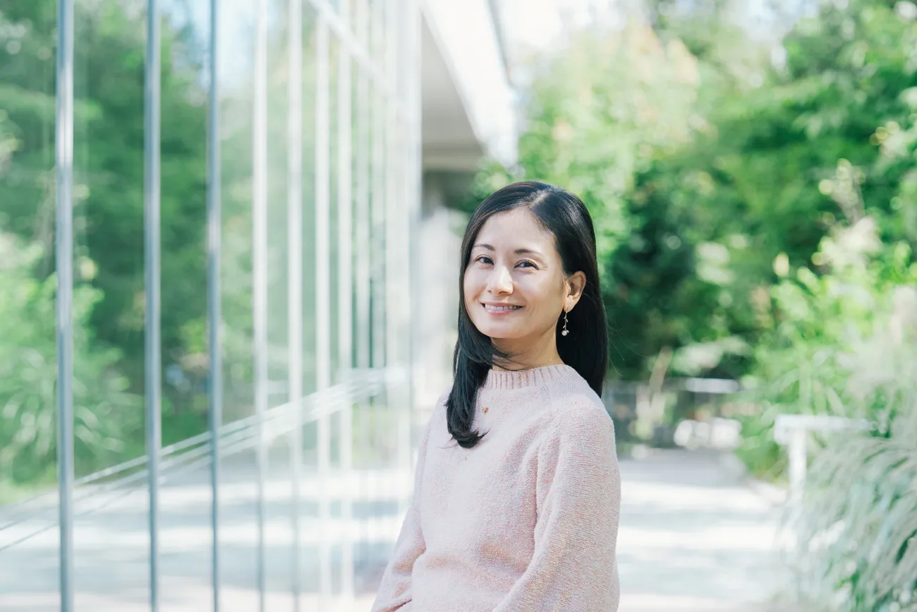 小児科専門医、子どものこころ専門医・山口有紗先生。現在は子どもの虐待防止センターに所属し、地域の児童相談所などで相談業務に従事。国立成育医療研究センター共同研究員、こども家庭庁アドバイザー。