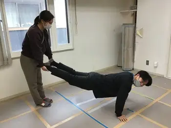LITALICOジュニア高円寺教室/手先を使う運動「step2：手で身体を支えてみよう！」