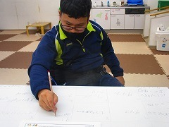 ライズ児童デイサービス小田栄/来月のカレンダーを作りましょう！ー2月のカレンダー作り①ー
