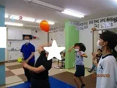 ライズ児童デイサービス小田栄/風船バレーをやってみましょう！