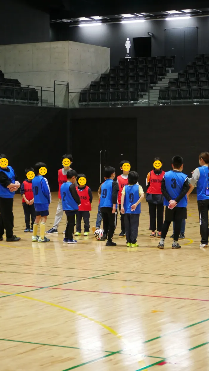  サッカー療育　カノアスFC平松本町/狙いを定めてシュート！先生の足の間を通すチャレンジ👟