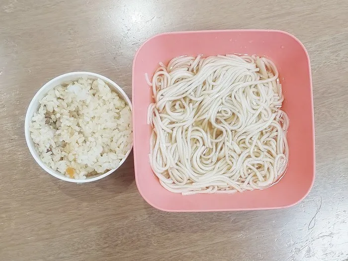 ジュニアスクール虹の橋フレンズ港教室/8/14 お昼「炊き込みご飯・そうめん」