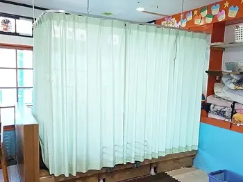 ジュニアスクール虹の橋フレンズ港教室/快適性を求めてカーテンを新たに取り付けました