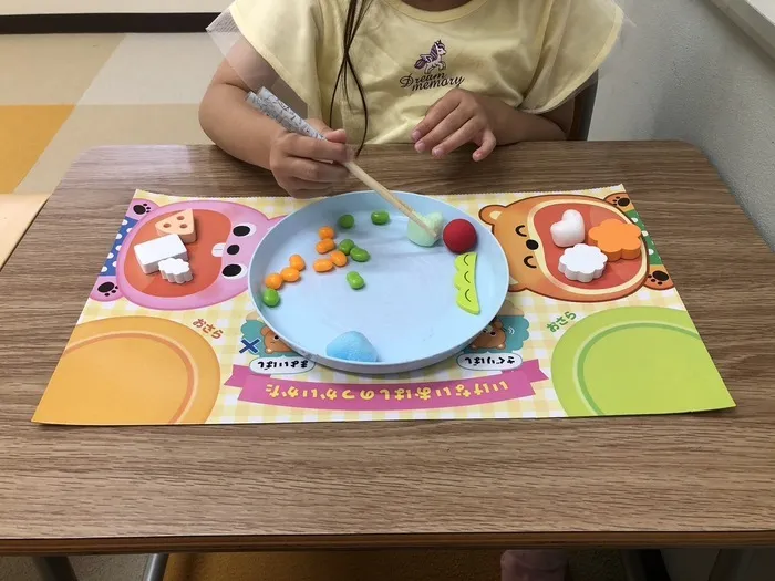 てらぴぁぽけっと　岡崎羽根北教室/手先の運動　はしの練習！