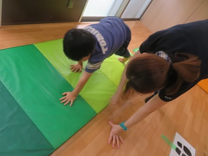 AIAI PLUS 鴫野/6月30日　（マット運動：クマ歩き）