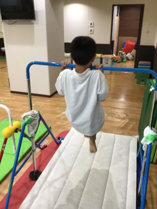 AIAI PLUS 鴫野/10月16日 鉄棒:ダンゴムシ