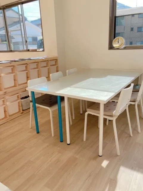 日の光をたっぷり取り入れた空間で食事や製作を行えます☆