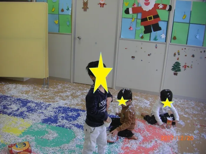 シュレッター紙遊びで真っ白け!