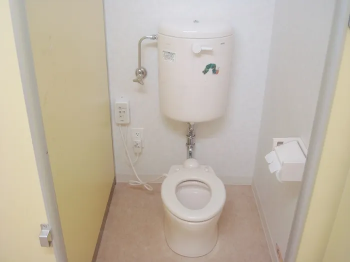 子どものサイズにあったトイレがあります。
