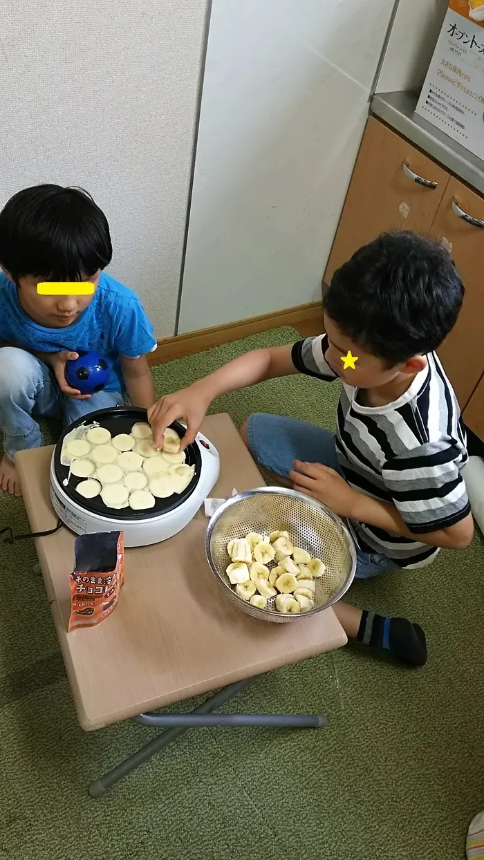 子ども発達支援 あさひ学苑 厚木校/ホットケーキの粉でたこ焼き風