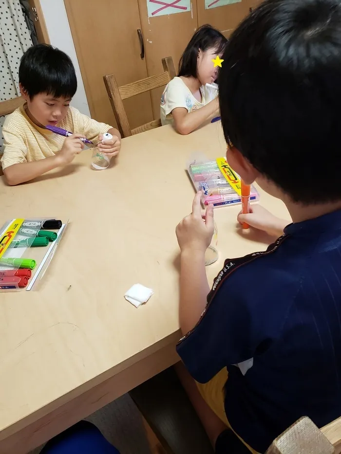 子ども発達支援 あさひ学苑 厚木校/ペットボトルで風鈴作り