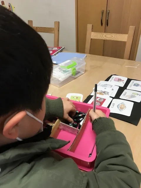 子ども発達支援 あさひ学苑 厚木校/作業課題　ボールペンの組み立て