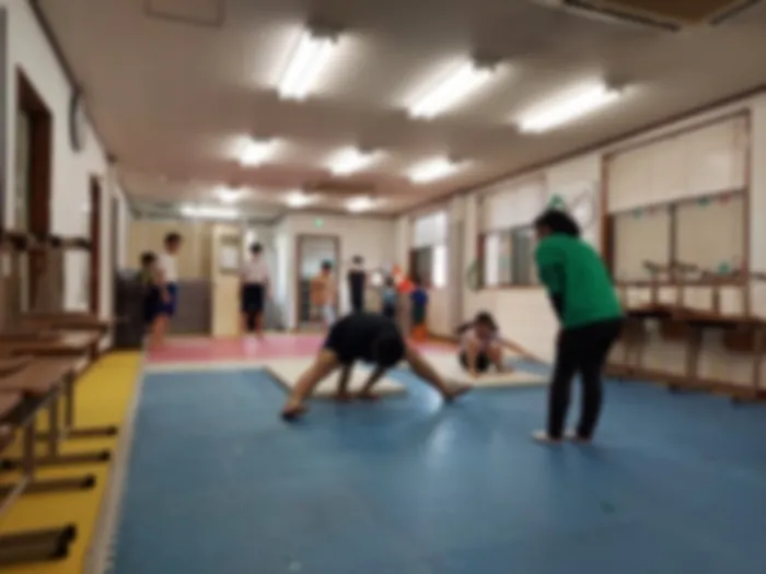 【運動・学習特化型】放課後等デイサービス すきっぷ 上青木西教室/5月の運動の前半は「前転・開脚前転」を行っています。