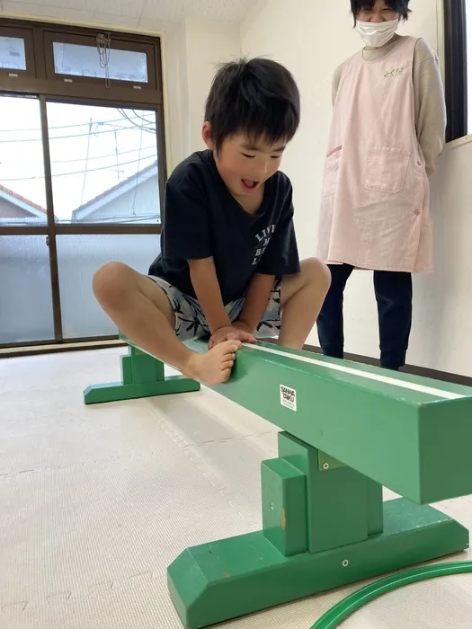 スマイルかつら/運動遊び（サーキット）の様子です。