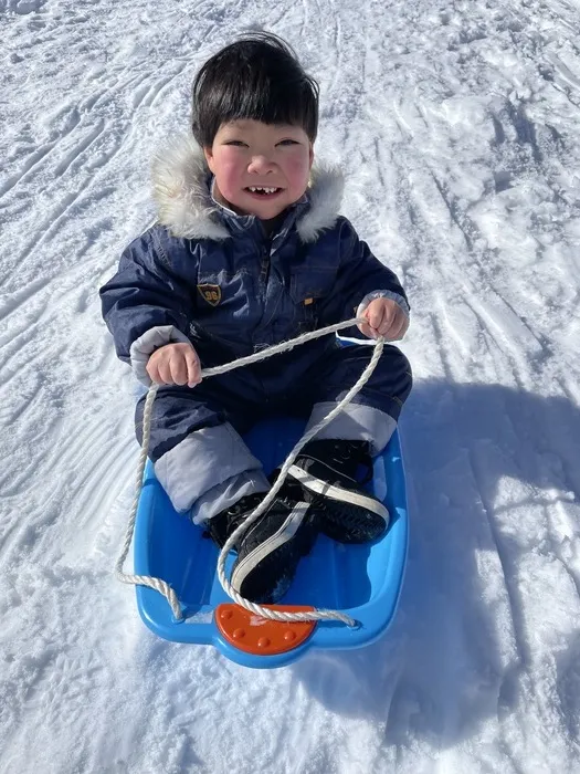 ぴっぴ栗生/公園でそり滑り！