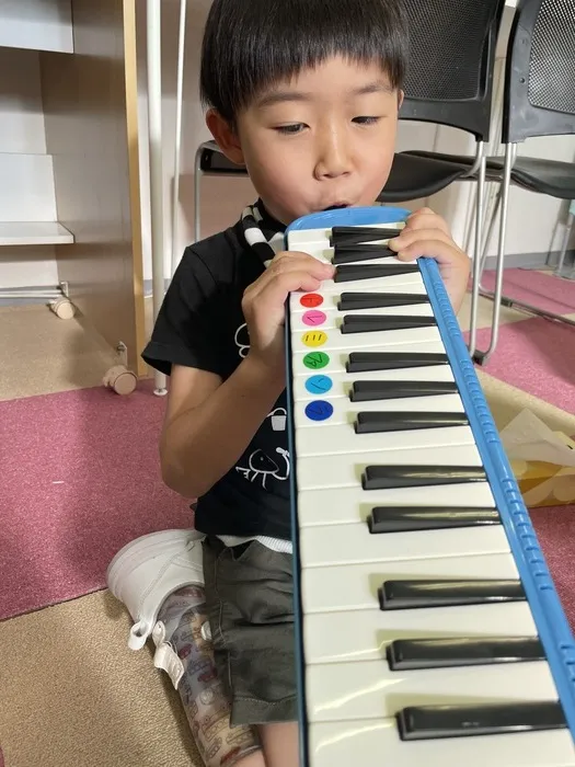 ぴっぴ栗生/鍵盤ハーモニカを吹きました。🎹