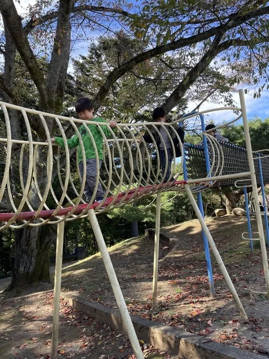 ぴっぴ栗生/大きな遊具に大興奮🦕