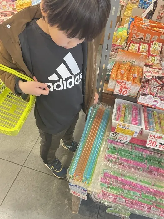 ぴっぴ栗生/お菓子を買いに行きました🍬