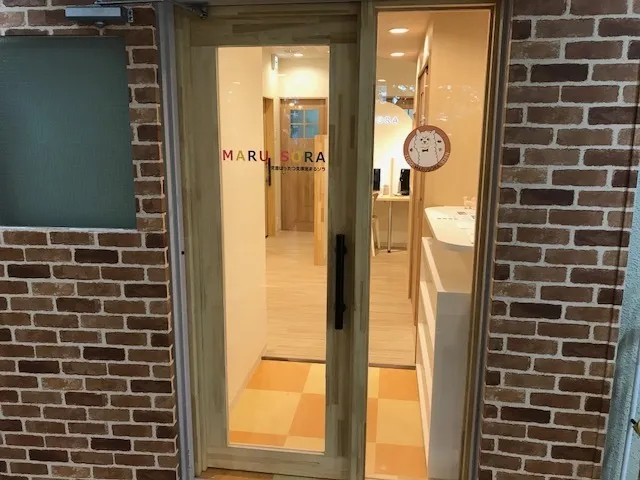 入口はレンガ調でマスコットのラマちゃんがいます。