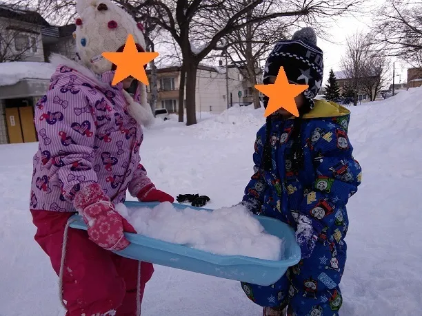 児童発達支援　きっずい～らいふ/協力して雪運び⛄