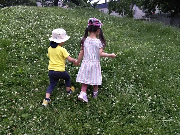 児童発達支援　きっずい～らいふ/お友達と一緒にお花摘み🌼