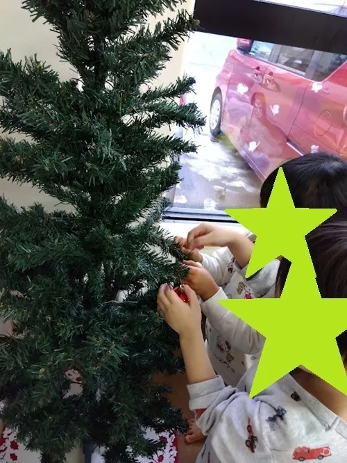 児童発達支援　きっずい～らいふ/クリスマスツリー飾りつけ☆