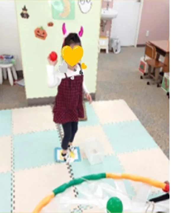 こども発達支援 親どりこんこん/クモの巣の的あて　「えい！」