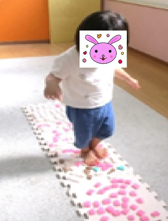 こども発達支援 親どりこんこん/ボコボコマットの上をたくさん歩いたよ♪