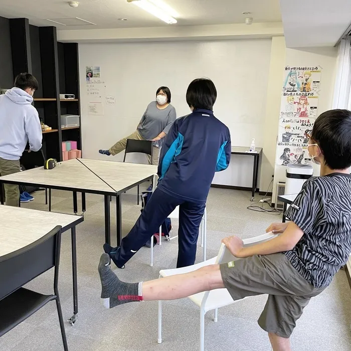 体験重視型放課後等デイサービス「ぴすと学舎・プラス」/🦴骨の成分とストレッチ🦵