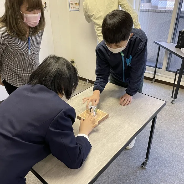 体験重視型放課後等デイサービス「ぴすと学舎・プラス」/作業✂️　紙相撲🏅