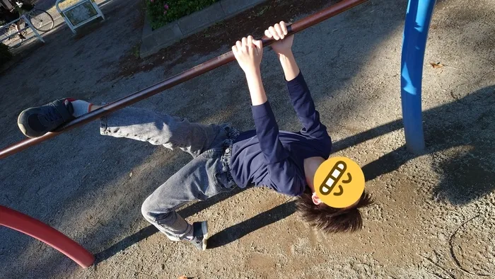 放課後等デイサービス ウィズ東大宮/公園で鉄棒