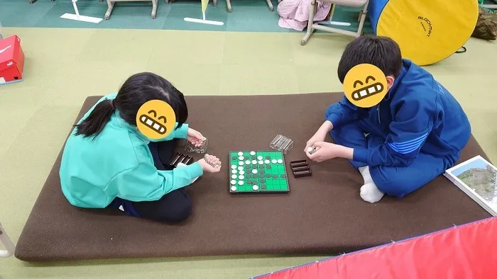 放課後等デイサービス ウィズ東大宮/中学生のオセロ対決