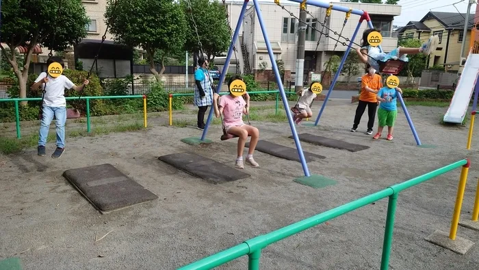 放課後等デイサービス ウィズ東大宮/公園でブランコ