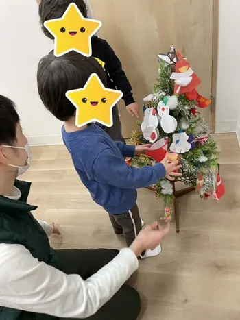 こぱんはうすさくら 大阪阿倍野教室/クリスマスツリーの飾りつけ～季節を感じ指先トレーニング～