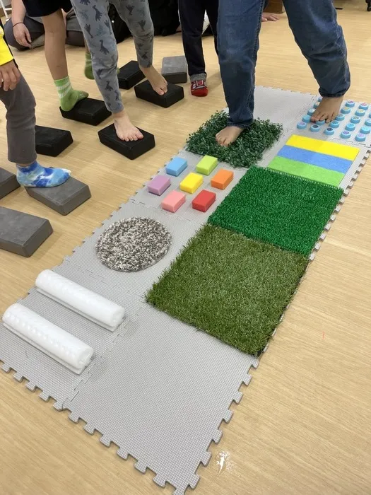 見学受付中！専門職在籍/送迎あり/年中無休（年末年始のみお休み）こぱんはうすさくら 入間豊岡教室/足裏感触遊び👣