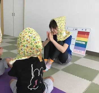 運動発達支援スタジオAYUMOおおとり/防災頭巾をかぶろう！
