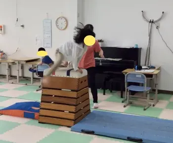 運動発達支援スタジオAYUMOおおとり/開脚跳びに挑戦！！