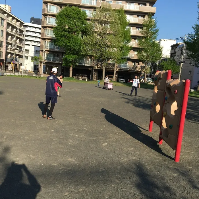 放課後等デイサービス キャリアデザイン/公園でキャッチボールをしました