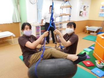アートチャイルドケアSEDスクール神戸王子/タイヤを使った遊具です