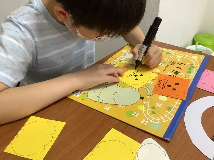 放課後等デイサービス　SAKURA　kids’/ハロウィン・リースづくり⑤