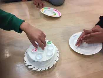 ジュニアスクール　虹の橋フレンズ　瑞穂教室/紙皿でコマを作って遊んだよ！