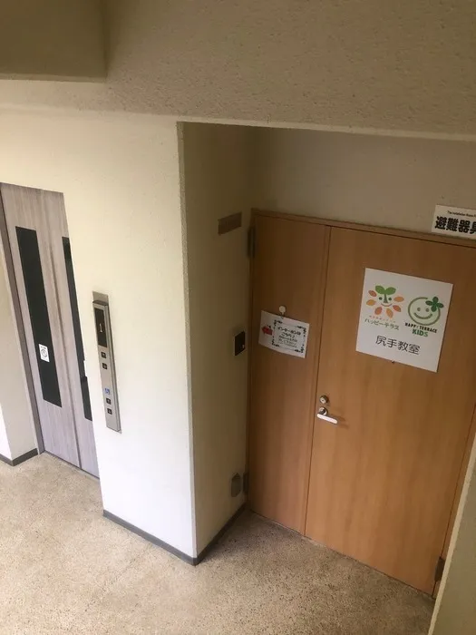エレベーターホール、教室入口です。