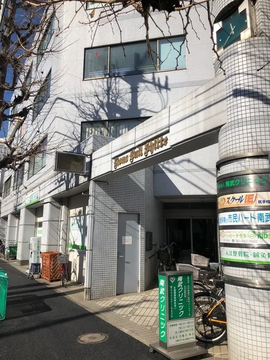 ビルの入口です。こちらから入り、2Fへおこし下さい。