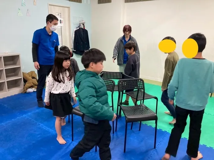 ライズ児童デイサービスししがや/(月)「クリスマスオーナメントづくり」＆「リトミック」