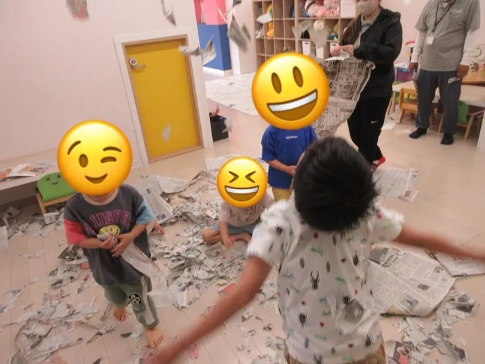 【広い室内遊び場が魅力！】ぷらすてん/新聞遊び