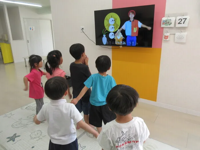 【広い室内遊び場が魅力！】ぷらすてん/今日は体操でした🎵