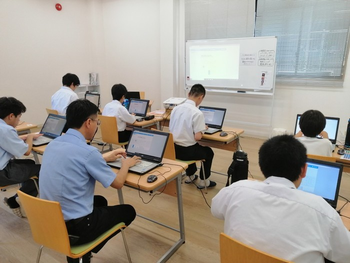 就労準備型放課後等デイサービスこすもすカレッジ豊四季教室/日常の支援風景