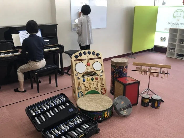 お子様の音楽活動をサポートするための厳選された楽器を使用。